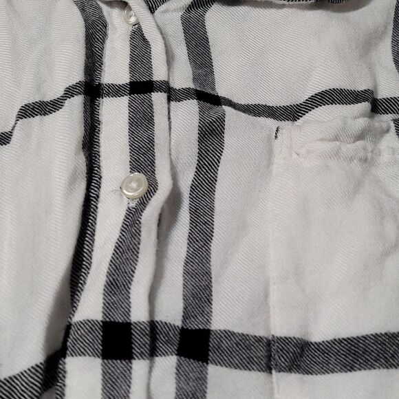 Old Navy woman's‎ white and black strip long sleeve button up shirt - Picture 7 of 7